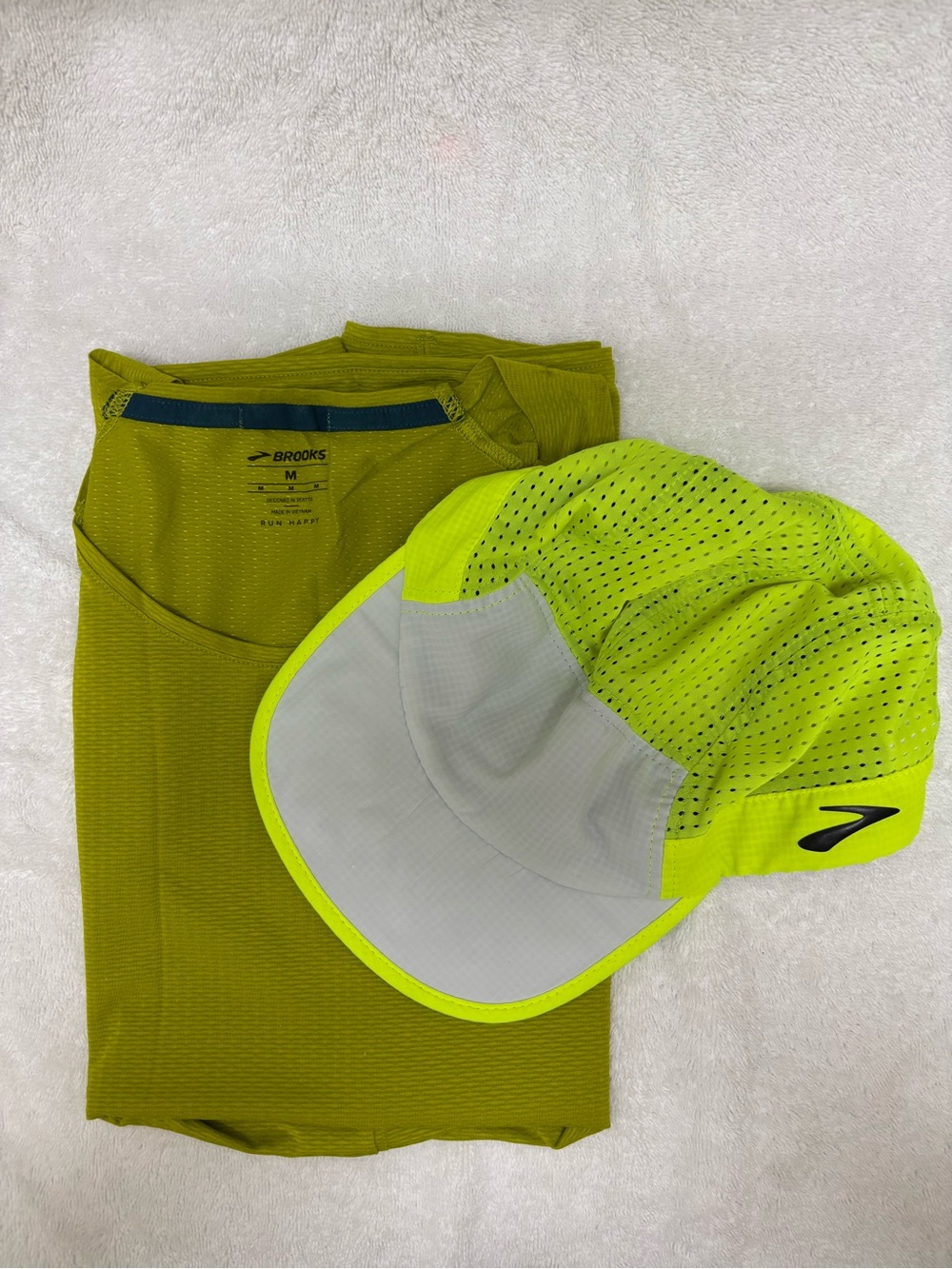 Brooks Adjustable Breathable Mesh Running Cap & Men’s Running Singlet Set
